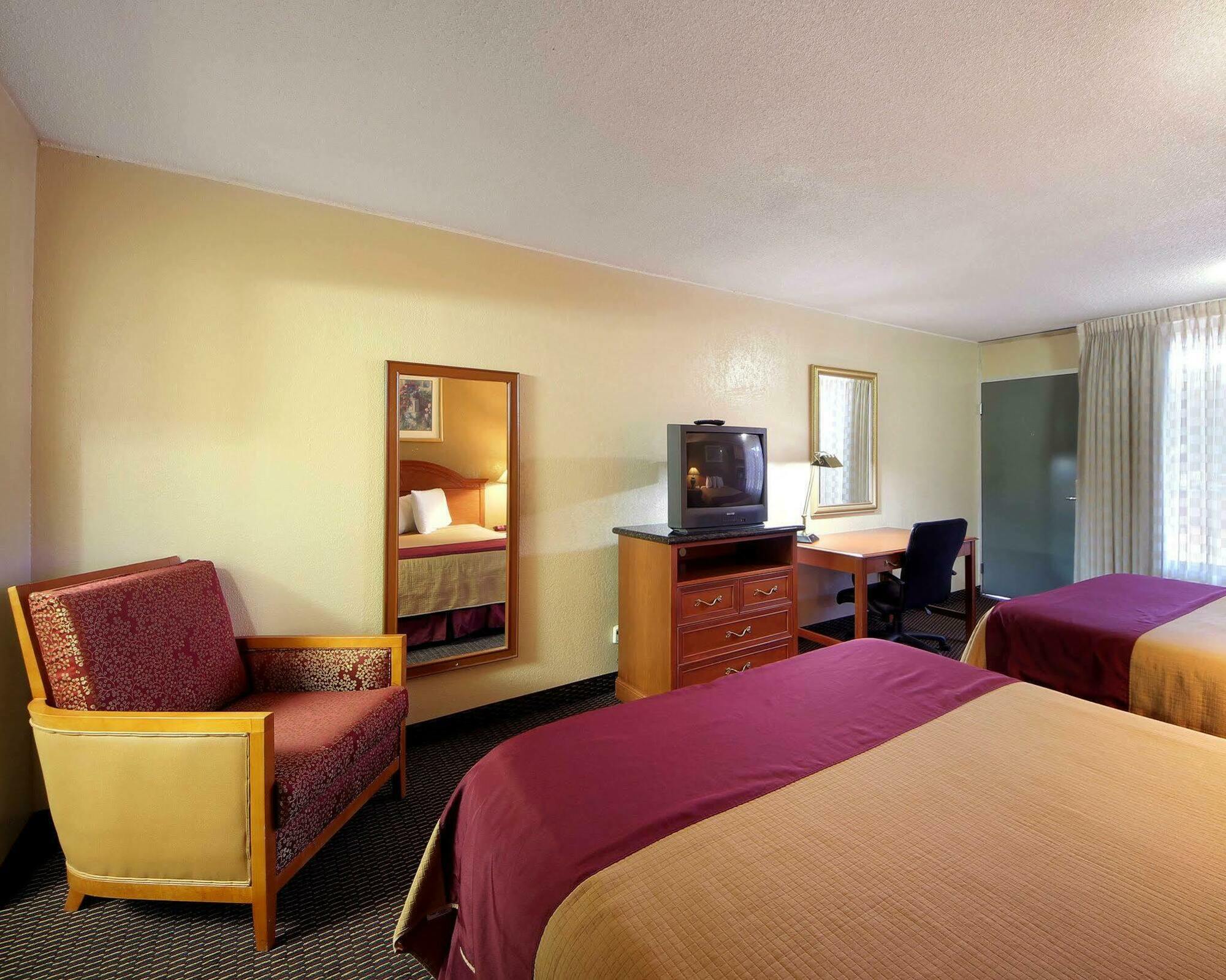 Quality Inn Shawnee I-40 Екстериор снимка