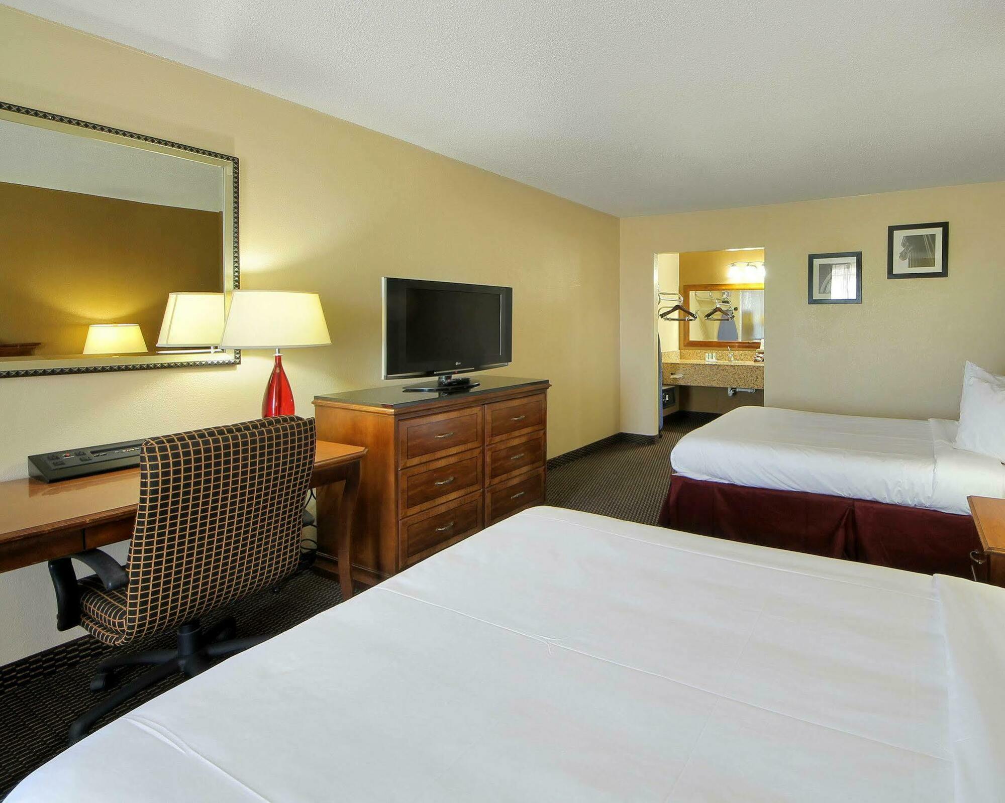 Quality Inn Shawnee I-40 Екстериор снимка